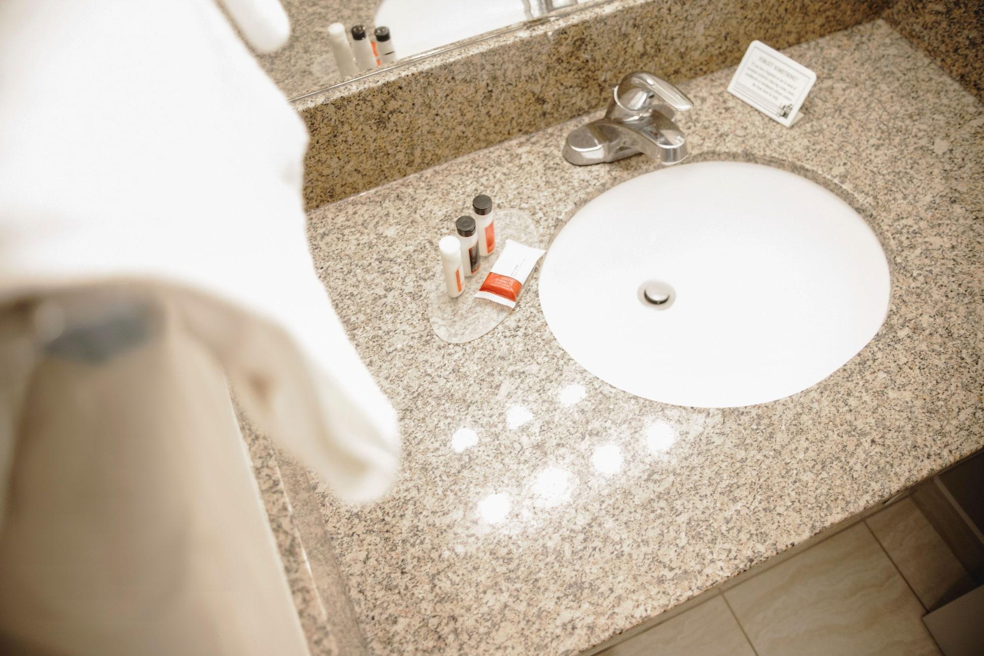 Ramada By Wyndham Hotel Quesnel Ngoại thất bức ảnh