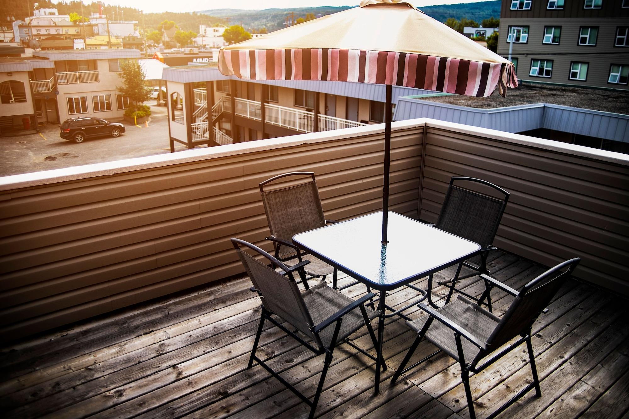 Ramada By Wyndham Hotel Quesnel Ngoại thất bức ảnh