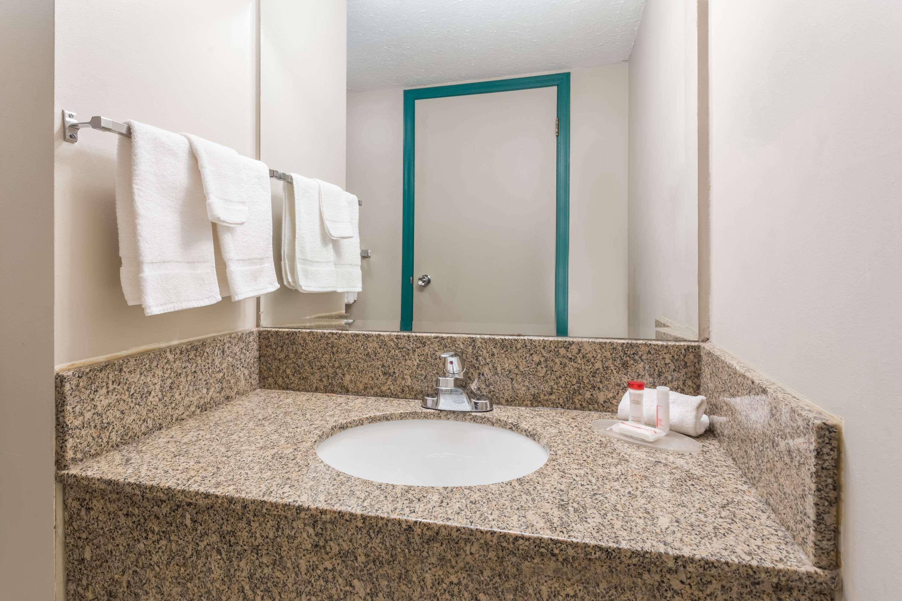 Ramada By Wyndham Hotel Quesnel Ngoại thất bức ảnh