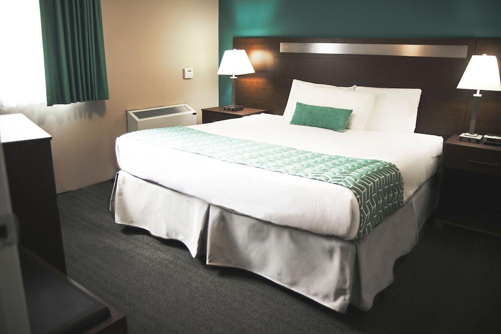 Ramada By Wyndham Hotel Quesnel Ngoại thất bức ảnh
