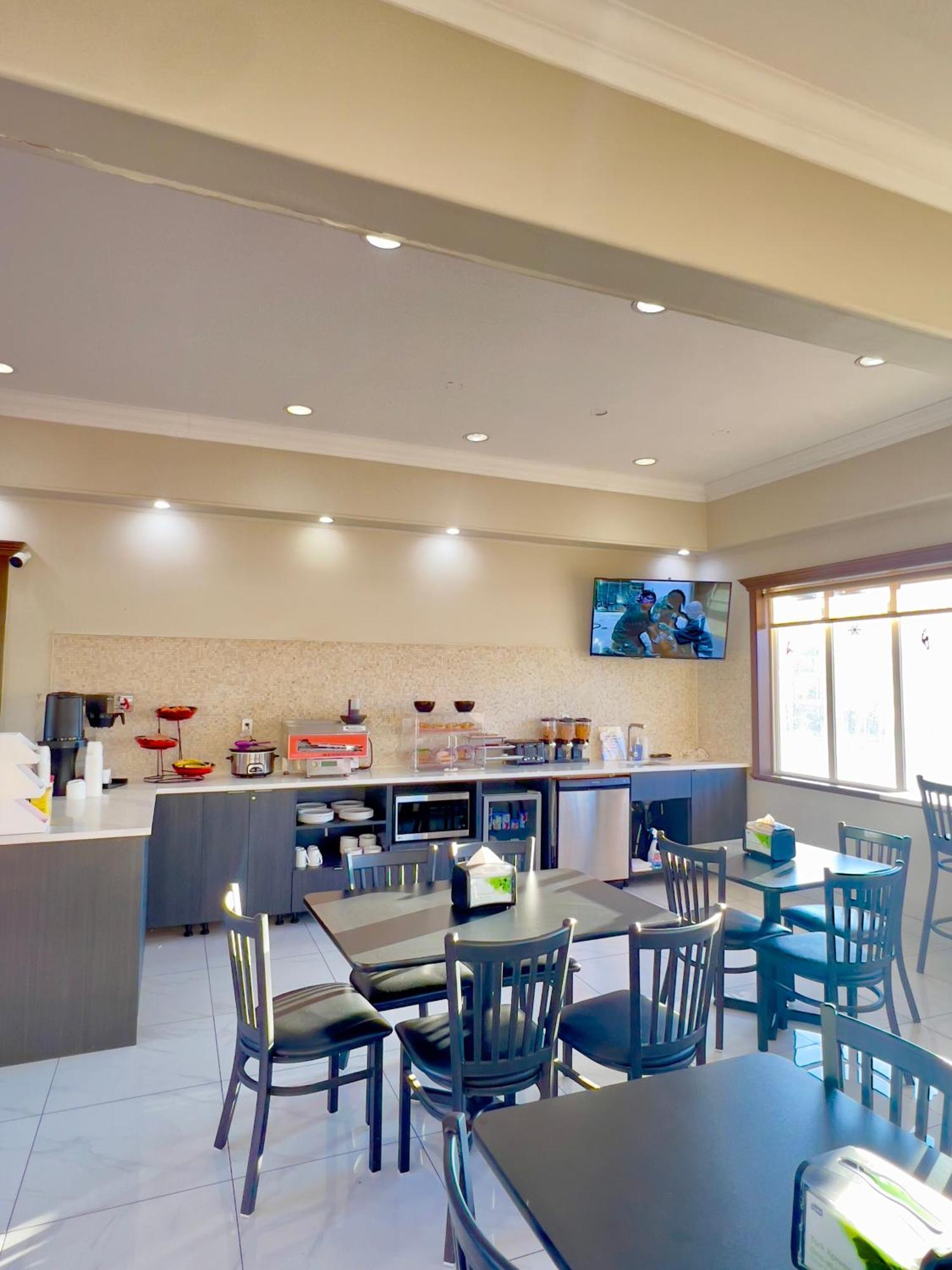 Ramada By Wyndham Hotel Quesnel Ngoại thất bức ảnh