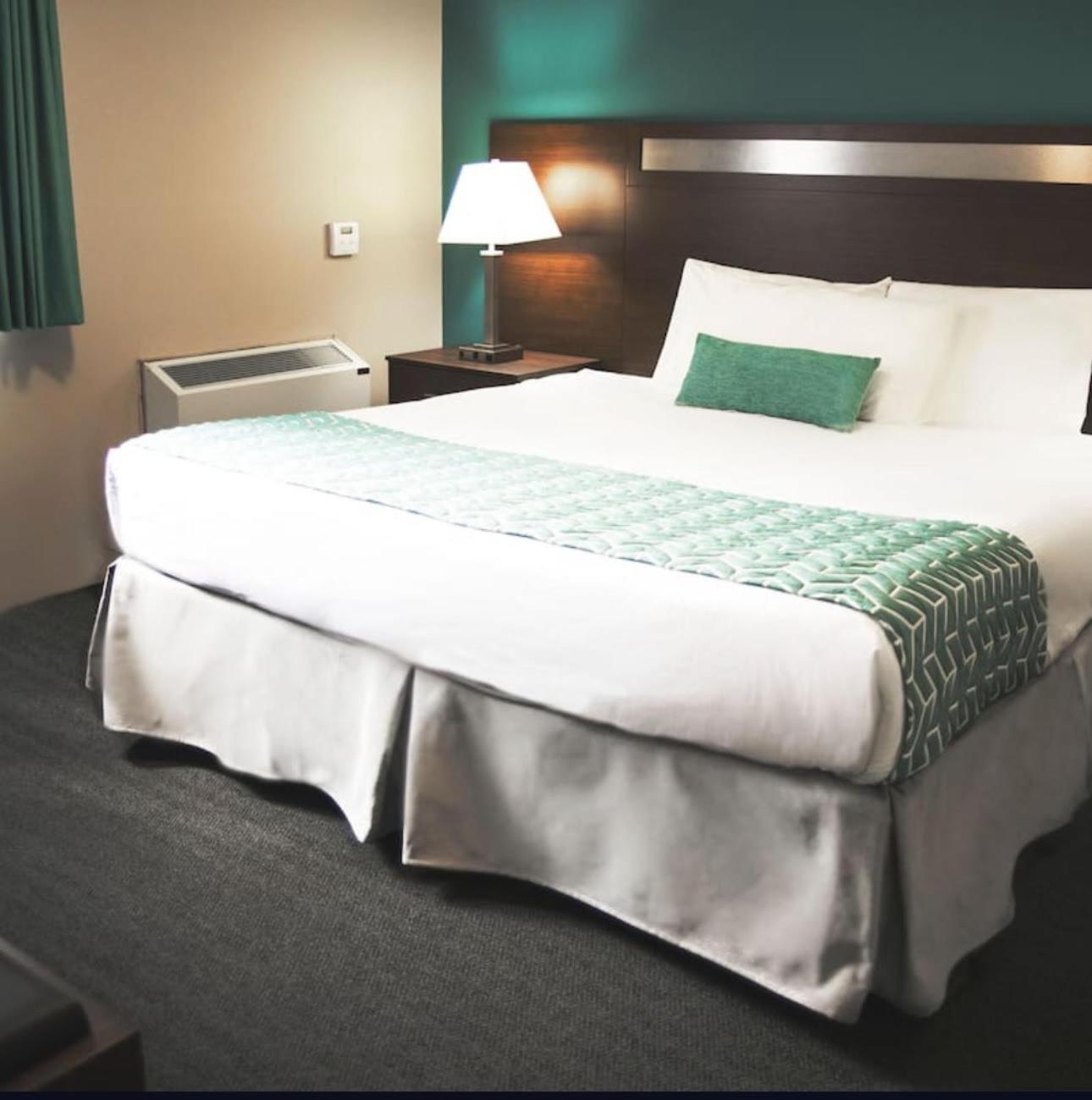 Ramada By Wyndham Hotel Quesnel Ngoại thất bức ảnh
